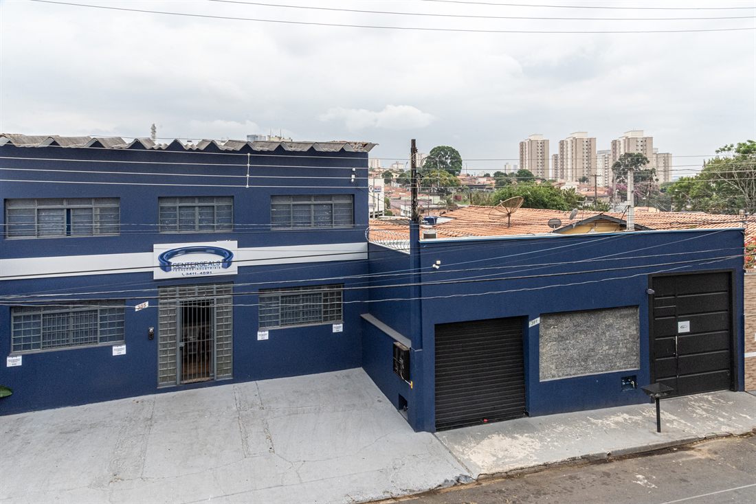 Torno CNC em operação na fábrica da Center Seals